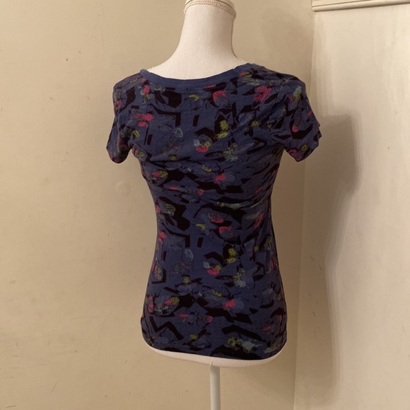 🥭 (4 for $15) Insect Abstract V-Neck - Picture 2 of 8